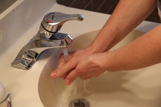 hand water person wet leg washing 950563 pxhere.com